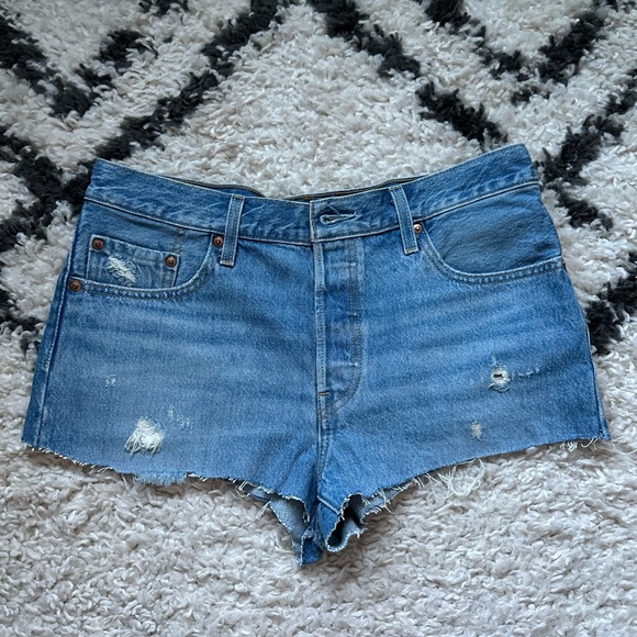 Levi’s Denim Shorts - Picture 4 of 4